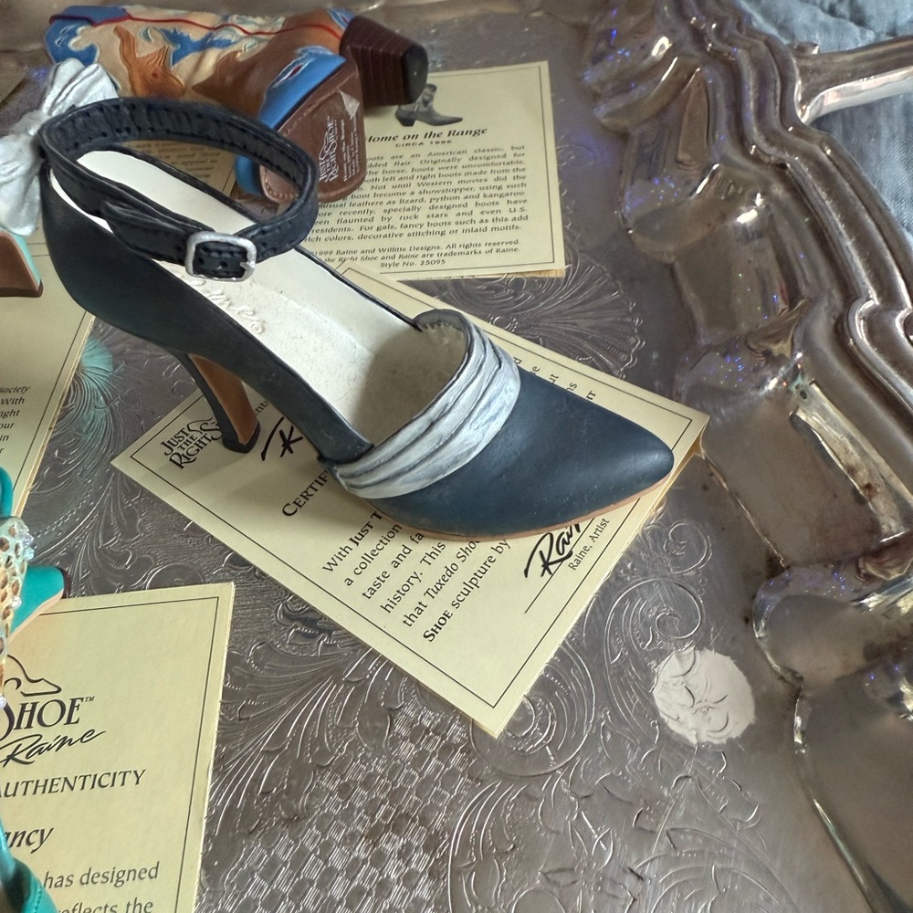 “One Right Shoe”Women's Black and Gray Heels figurine